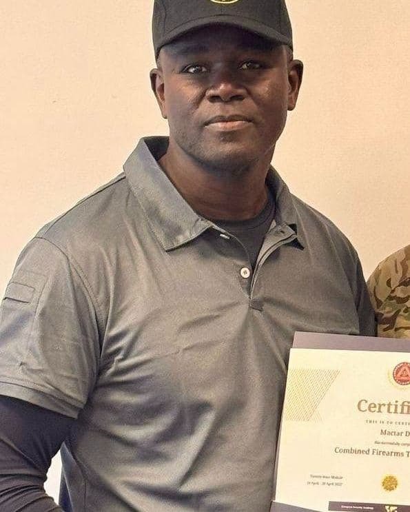 Mactar Diop recevant un certificat de formation au tir combiné