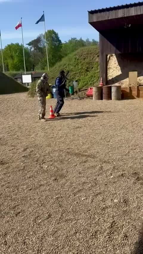 Exercice de progression arme en main avec l'instructeur