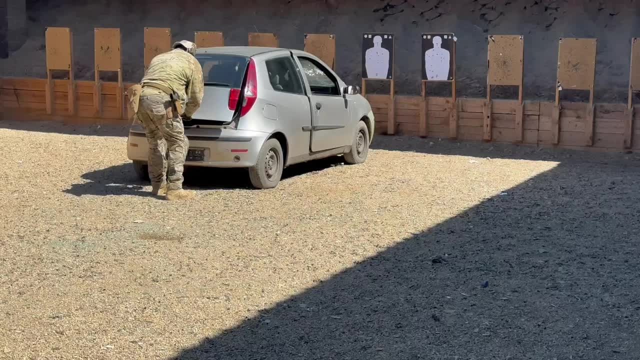 Exercice tactique autour d'un véhicule au stand de tir