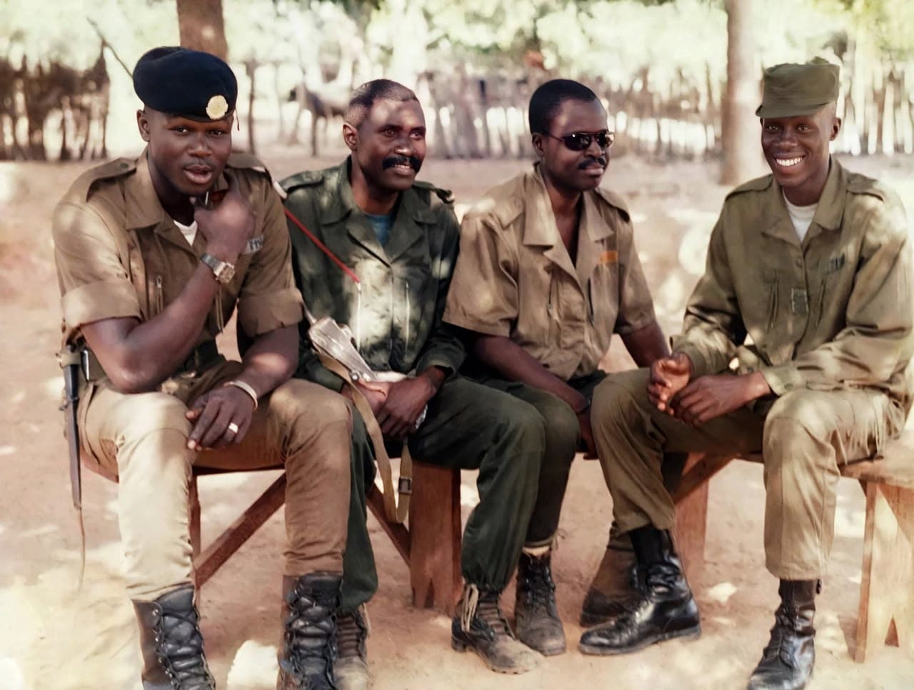 Quatre militaires de l'Armée sénégalaise au repos, esprit de corps au camp.